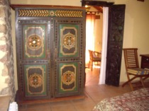 En los apartamentos de turismo rural Arroyoriquejo los muebles son de madera de teka y exclusivos